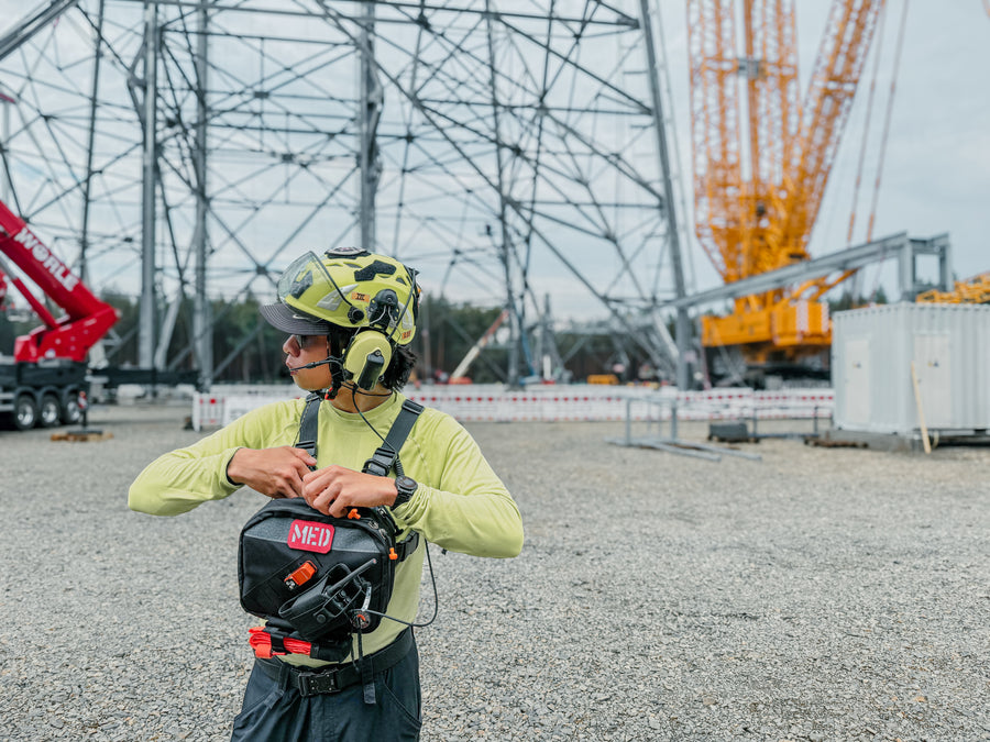 Worker on a job site wearing the LZ 2